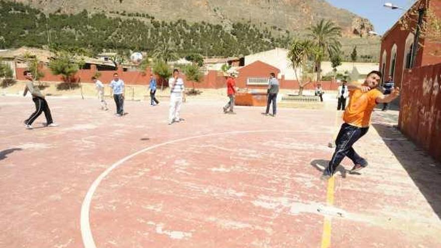 Una pista de fútbol sin porterías y un campo lleno de socavones