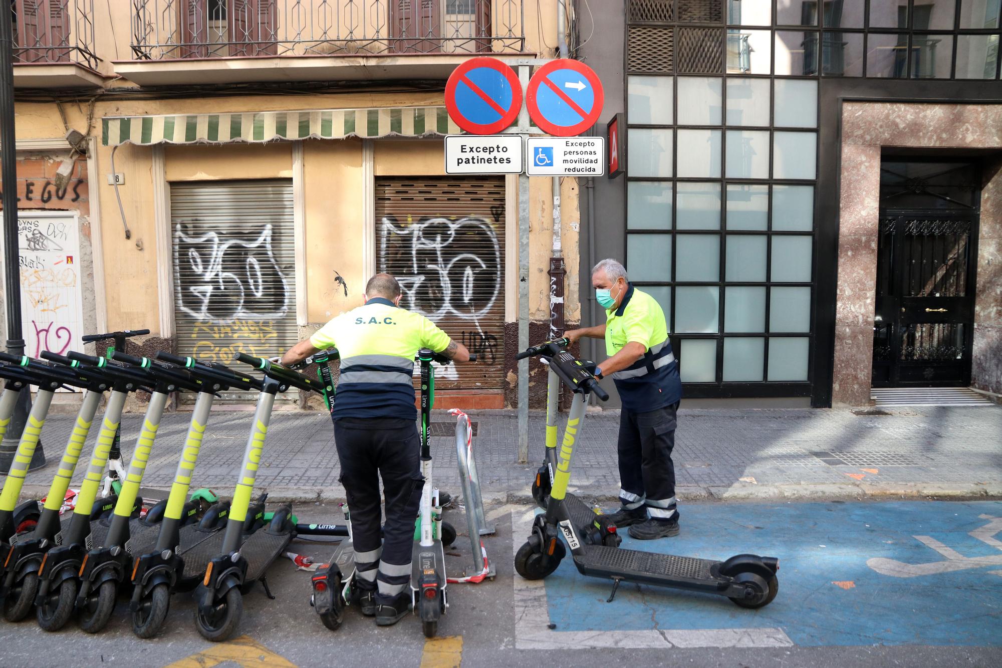 La grúa de Málaga ya se lleva los patinetes y bicicletas mal aparcados