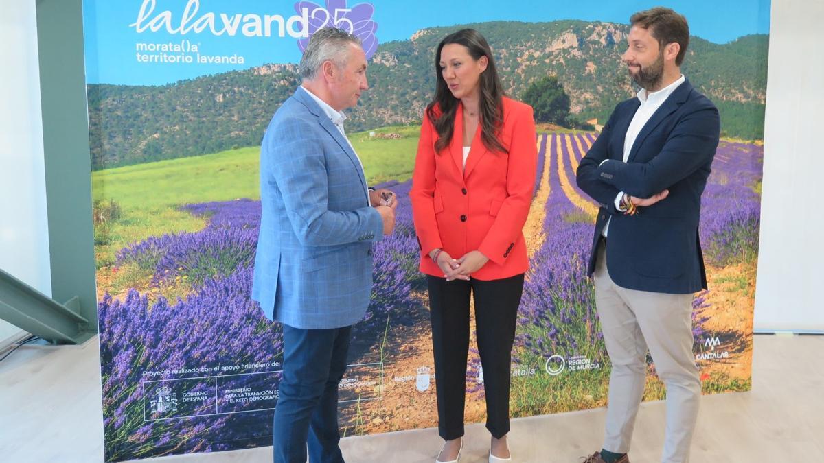 La consejera Carmen Conesa, el alcalde de Moratalla y el director del Instituto de Turismo, ante el cartel de ‘Lalavand 2025’.