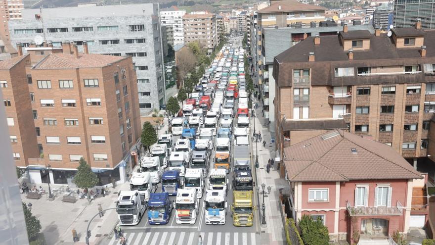 Camioneros y ganaderos toman las calles de Oviedo en el primer día de cierre de varios supermercados
