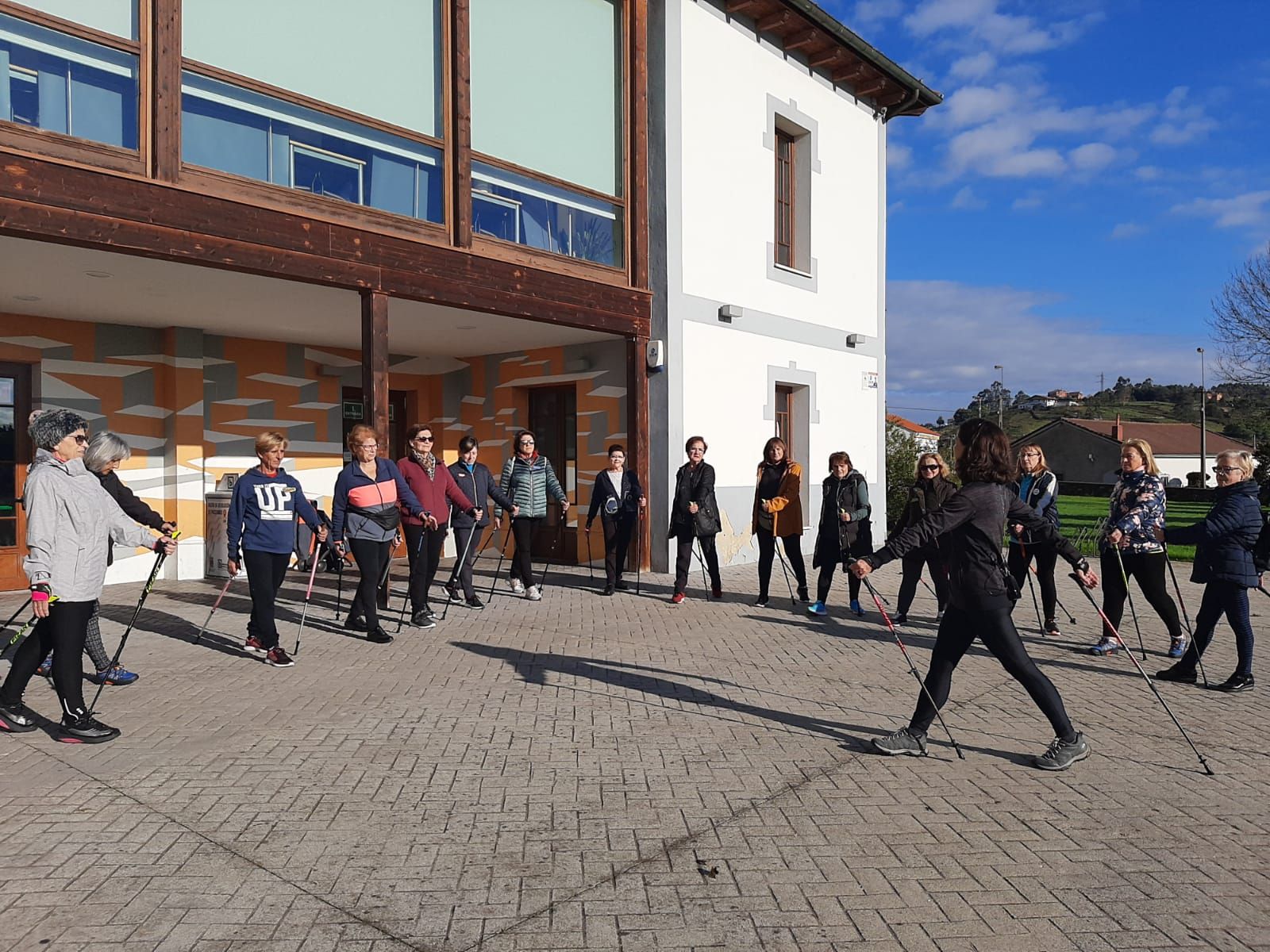 Llanera se suma a la marcha nórdica: así son las sesiones en las que participan más de 30 mujeres