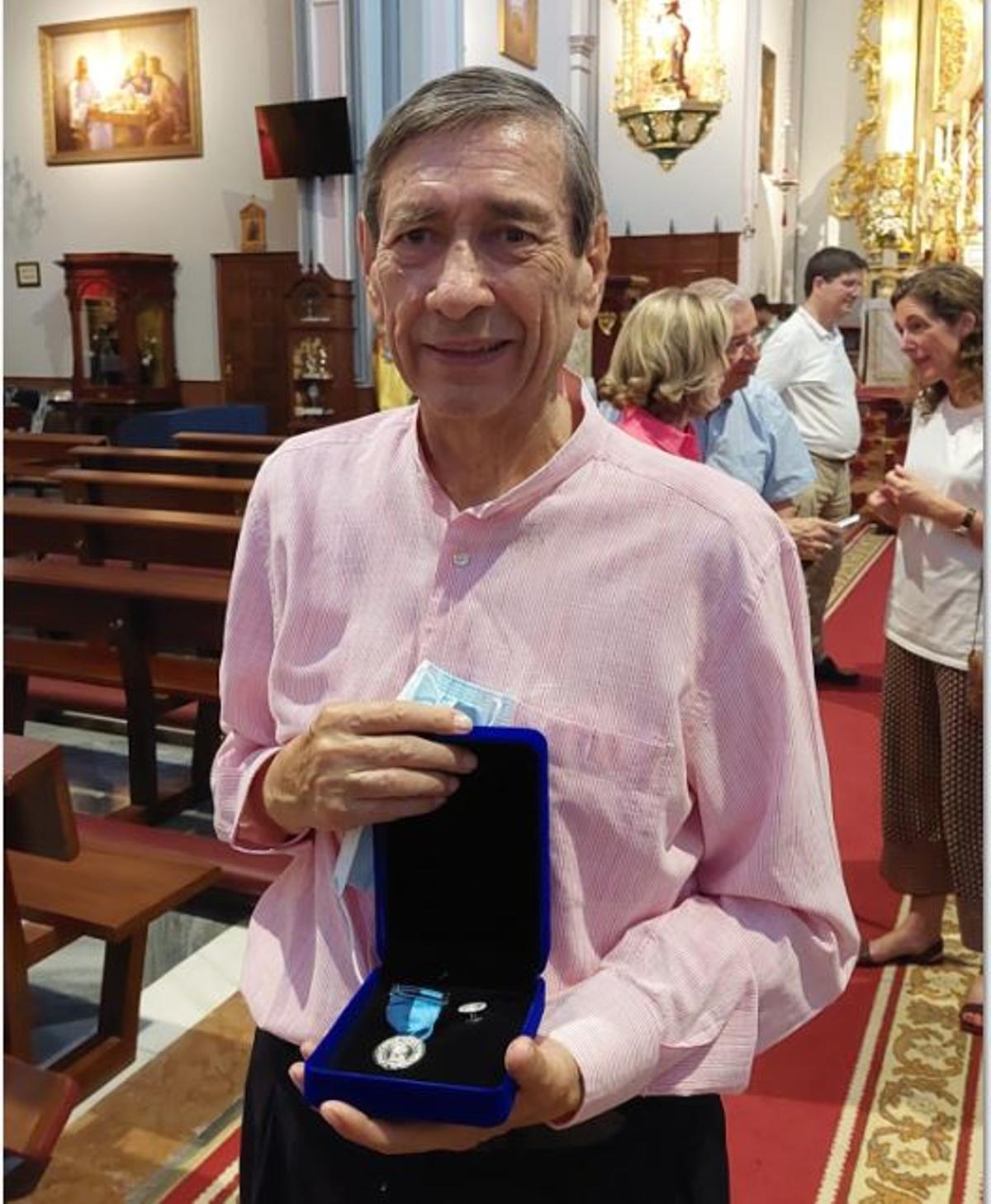 Miguel Villar Iglesia, con la distinción por todos sus años de servicio parroquial.