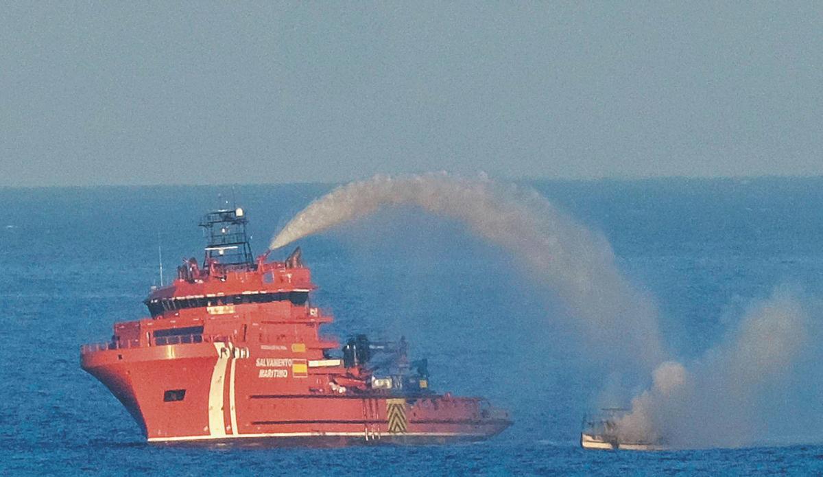 Incendio de un barco frente a Tufia