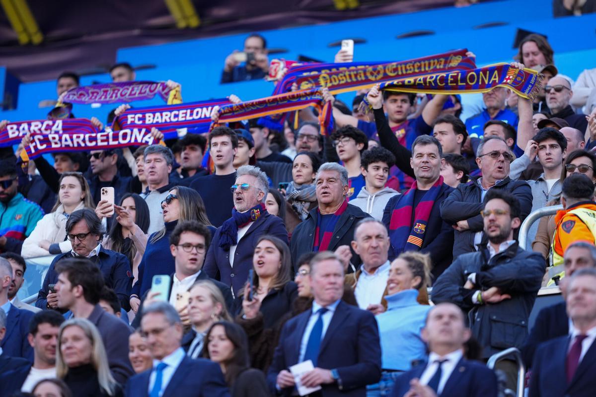 El presidente del FC Barcelona, Joan Laporta (c), asiste al partido de la jornada 25 de LaLiga EA Sports que FC Barcelona y el Levante UD disputan en el Spotify Camp Nou de Barcelona. EFE/ Alejandro García. (Barcelona)