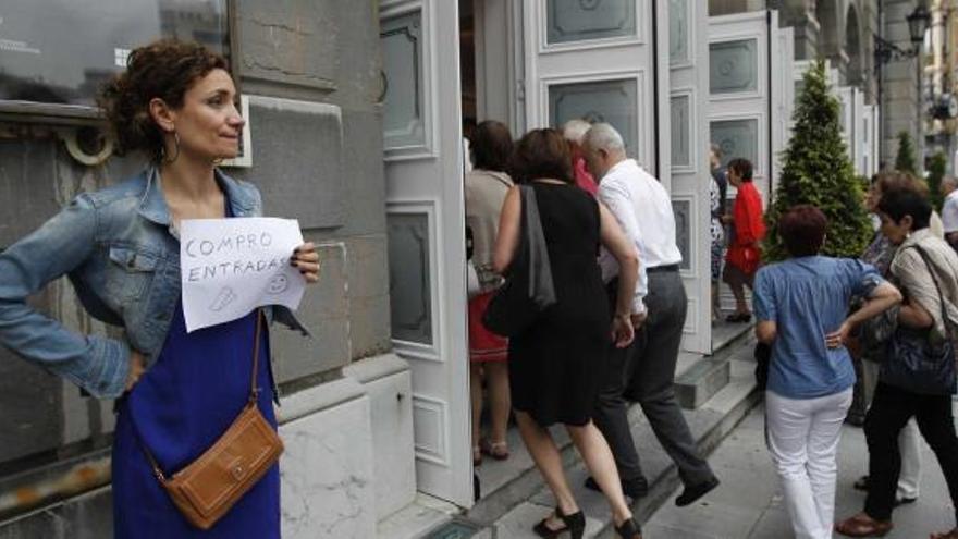 Una mujer buscaba entradas a la puerta del Campoamor ayer, al inicio del concierto.