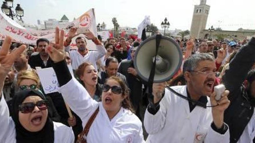 Metges tunisians es manifesten per demanar l&#039;alliberament de companys empresonats.