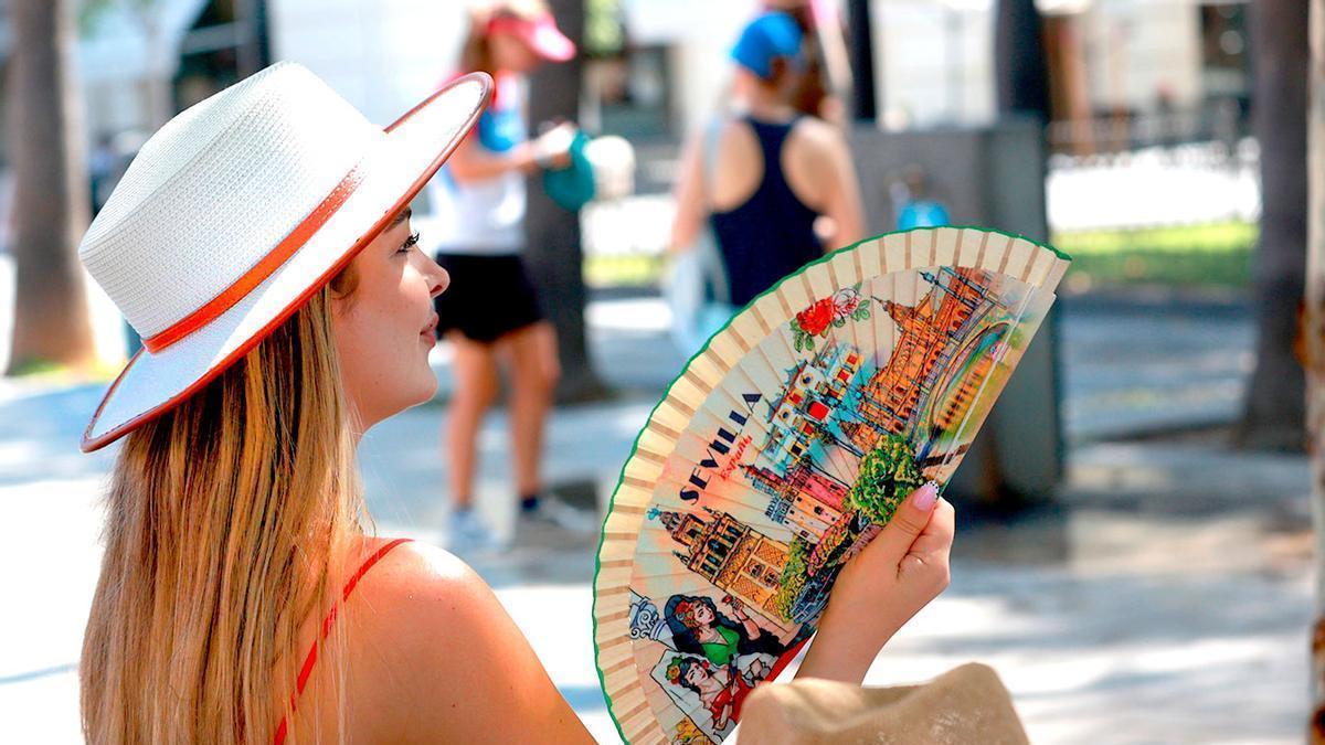 Una mujer se abanica contra el calor.