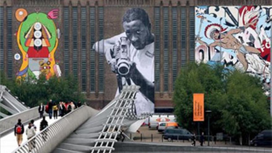 Los &quot;graffiteros&quot; cubren la fachada de la Tate Modern