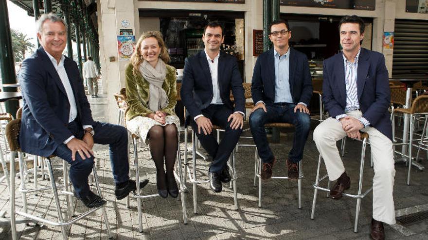 Los candidatos al Congreso por Las Palmas, Sebastián Franquis (i), Victoria Rosell, Saúl Ramírez, Pablo Rodríguez y José Manuel Soria, posan ante la terraza las Meigas, en el mercado del Puerto.