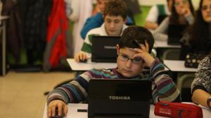 Varios estudiantes, en clase con sus ordenadores
