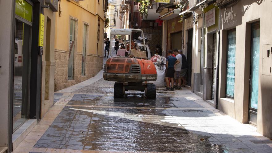 Una retroexcavadora golpea con su pala una tubería y causa una inundación en Xàtiva