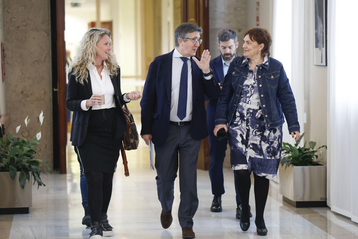Patricia Blanquer, a la derecha, junto a los portavoces y diputados, Patxi López y Montse Mínguez.
