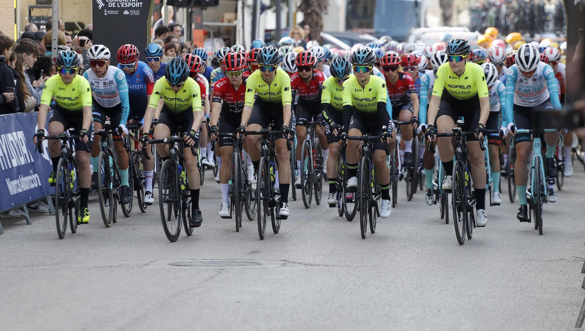 Salida de la primera etapa de la Setmana Ciclista femenina