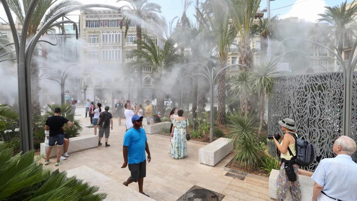 Los pulverizadores de agua convierten en un oasis la nueva plaza de la Reina