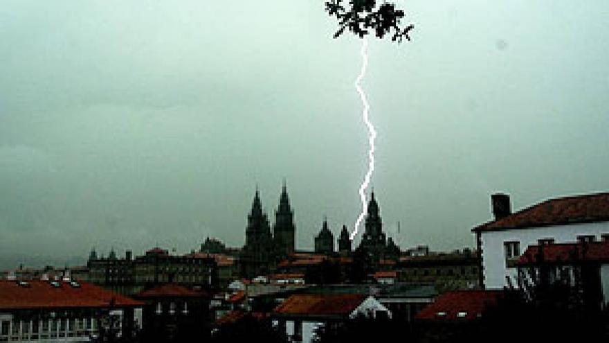 El día en el que un rayo causó tres muertos al atravesar la Catedral de Santiago y otros episodios similares