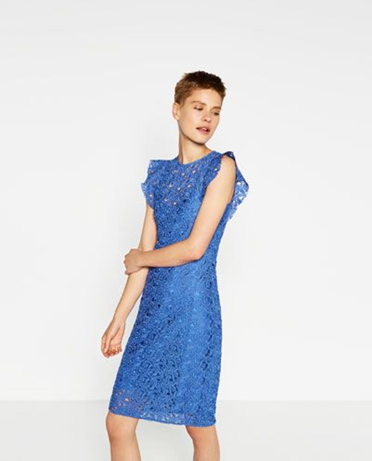 La perfecta invitada 'low cost', vestido giupur azul de Zara (49,95€)