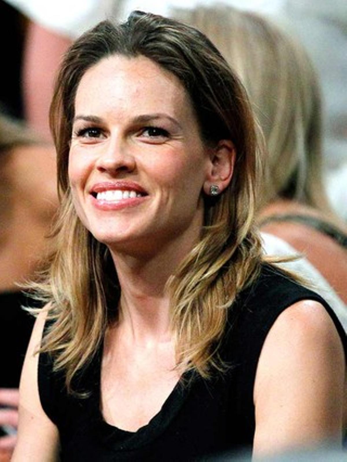 L’actriu Hillary Swank assisteix al primer partit de la final de la NBA.