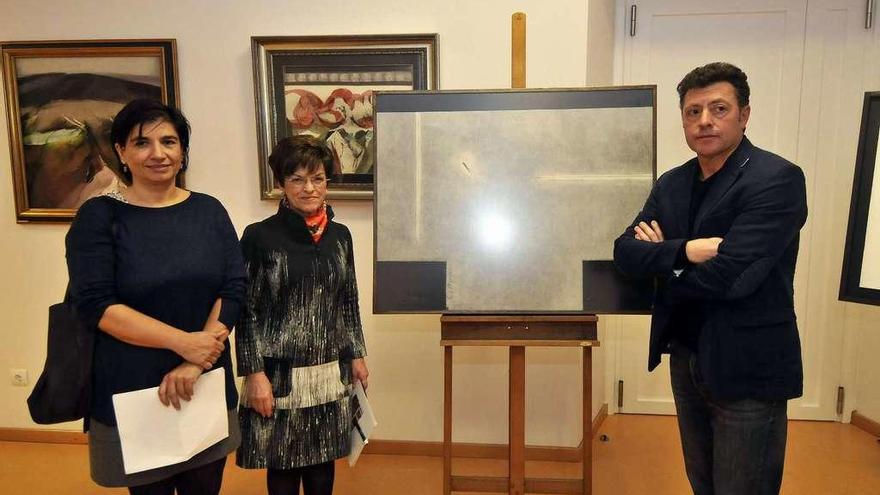 Gema Ramos, Ana Esther Velázquez y Gil Morán, ayer, junto al cuadro cedido por el pintor para la pinacoteca del instituto.