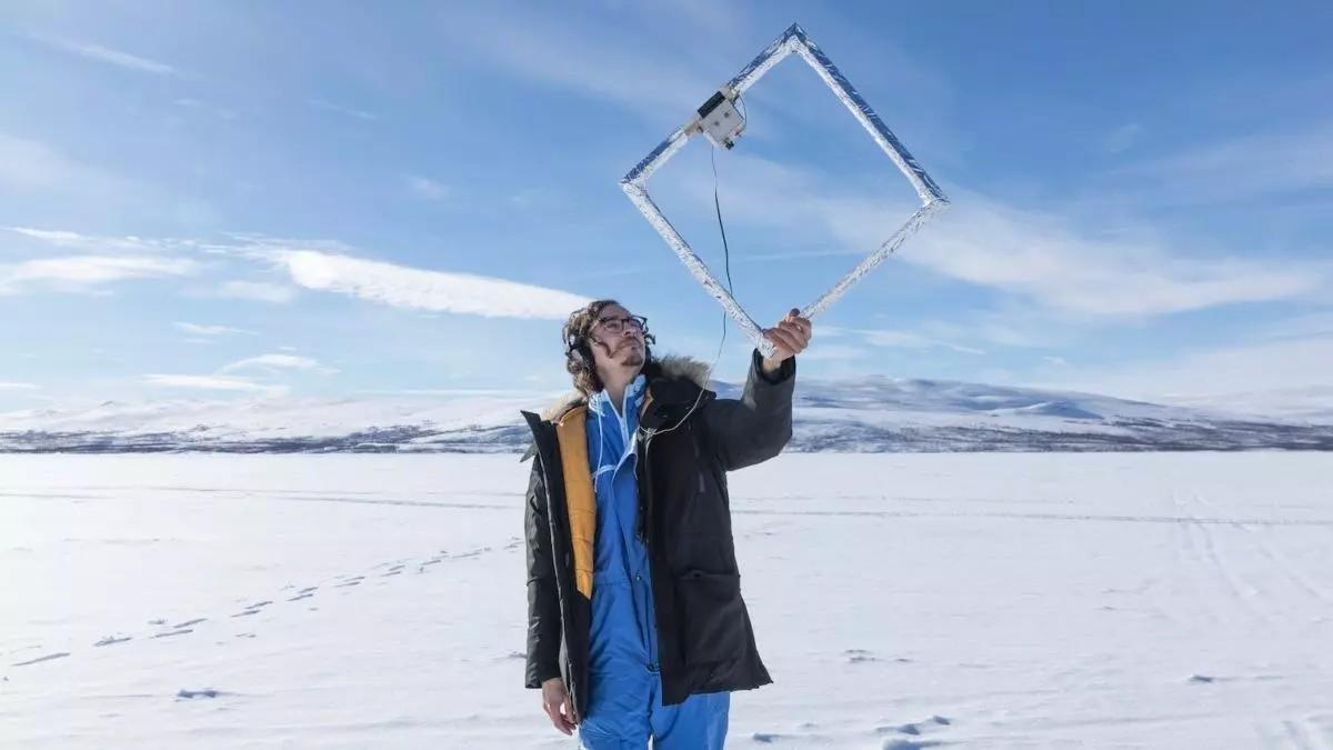 Mateo Mena con una de sus antenas en en lago Kilpisjärv, Finlandia.