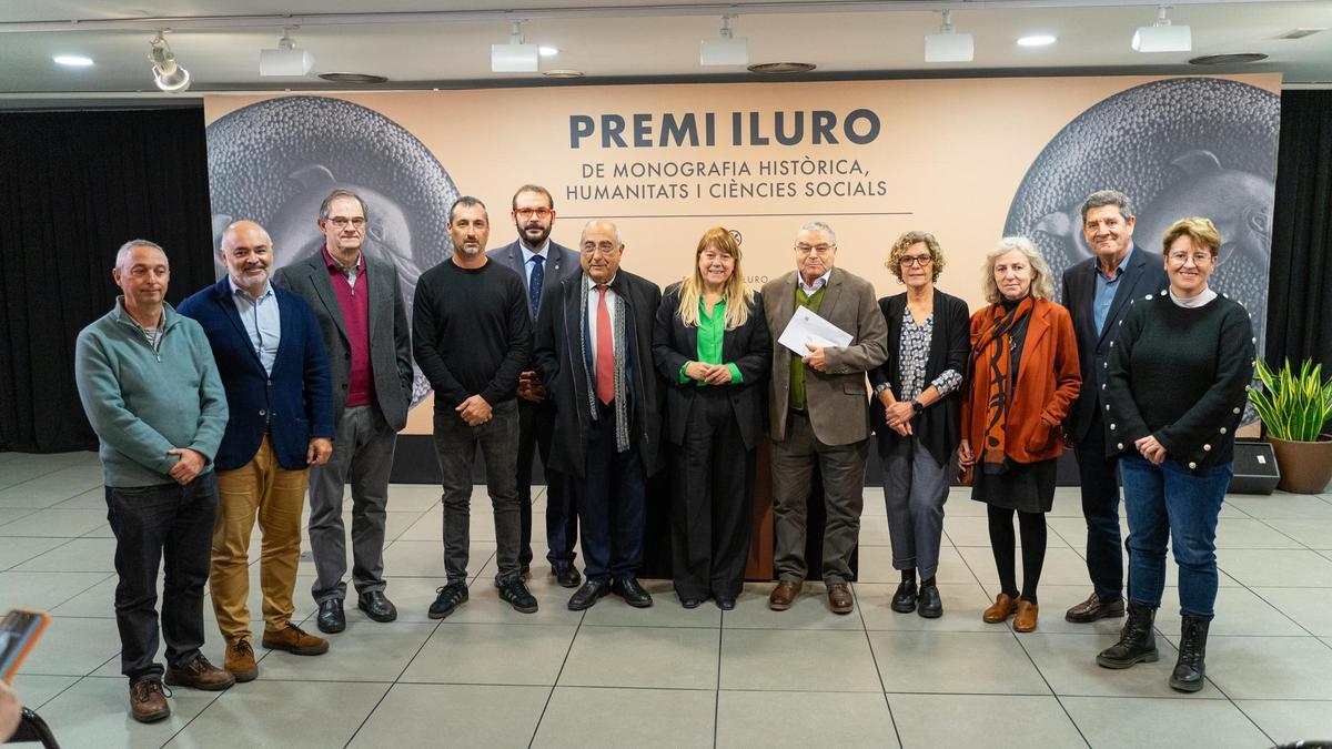 Foto de familia de las personalidades, jurado, y premiados en la gala de los Premis Iluro 2023