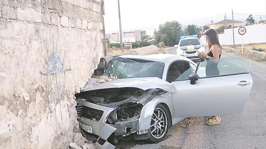 Una joven borracha y sin carnet choca contra un muro en Peñíscola