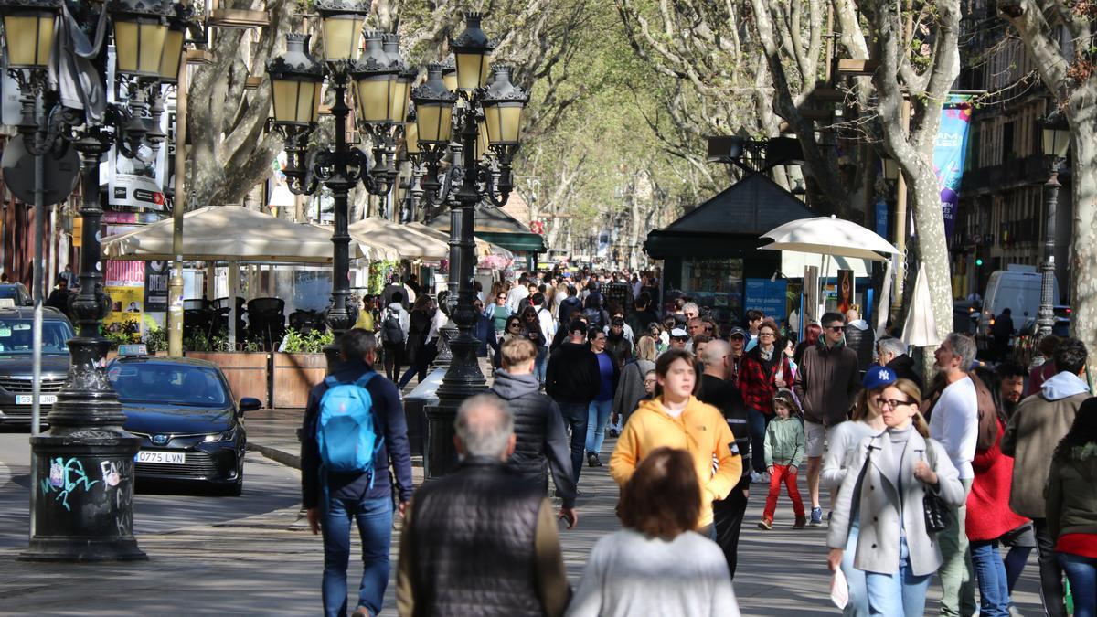 La Rambla de Barcelona, llena de turistas en Semana Santa.