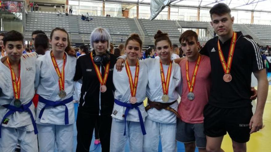 Des de l&#039;esquerra, els medallistes Ahmed Mssahal, Iris Alsina, Laia Garolera, Raquel Romeu, Neus Santacreu, Pau Santa Creu i Jordi Pérez de Mendiguren