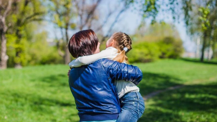 Alegría a las personas con hijos: ya se puede pedir esta ayuda de la Seguridad Social