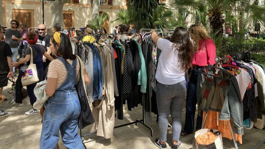 El mercadillo de Sant Rescat saca el armario a la calle