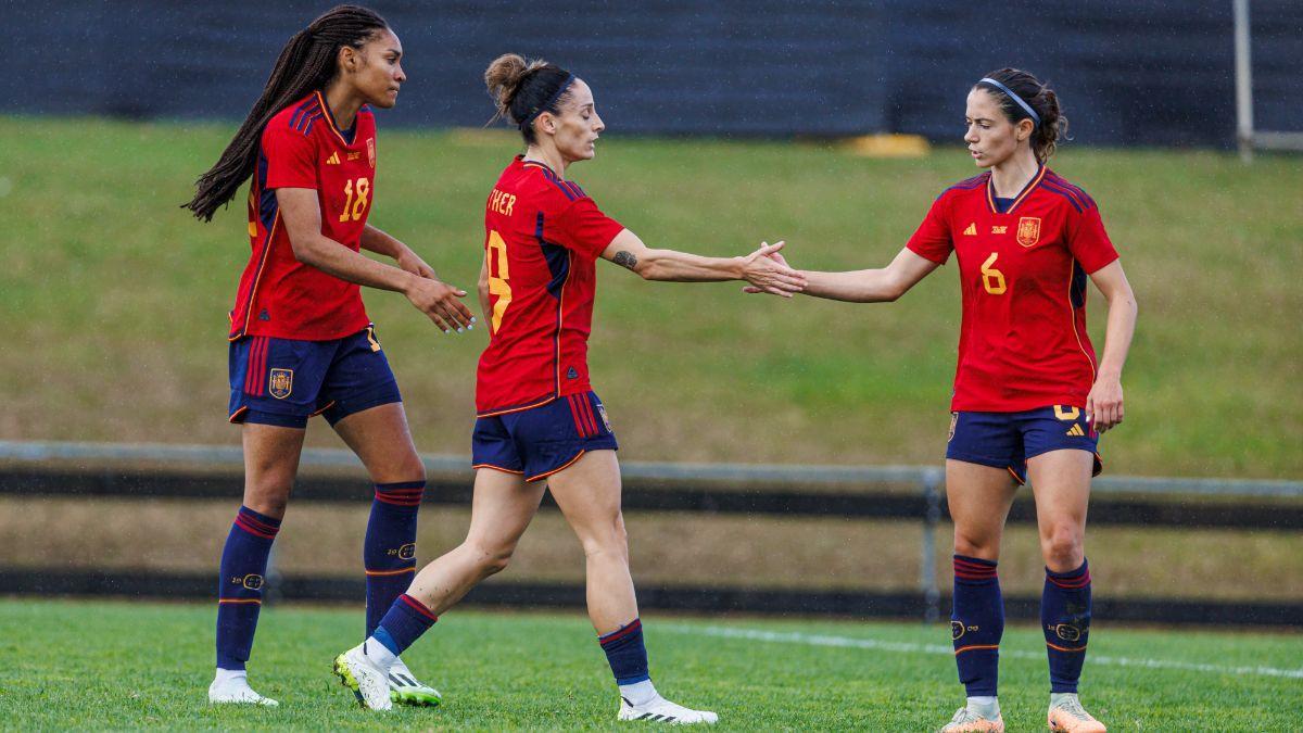 Aitana celebra con Esther uno de los nueve goles de España en el último ensayo antes del Mundial contra Vietnam