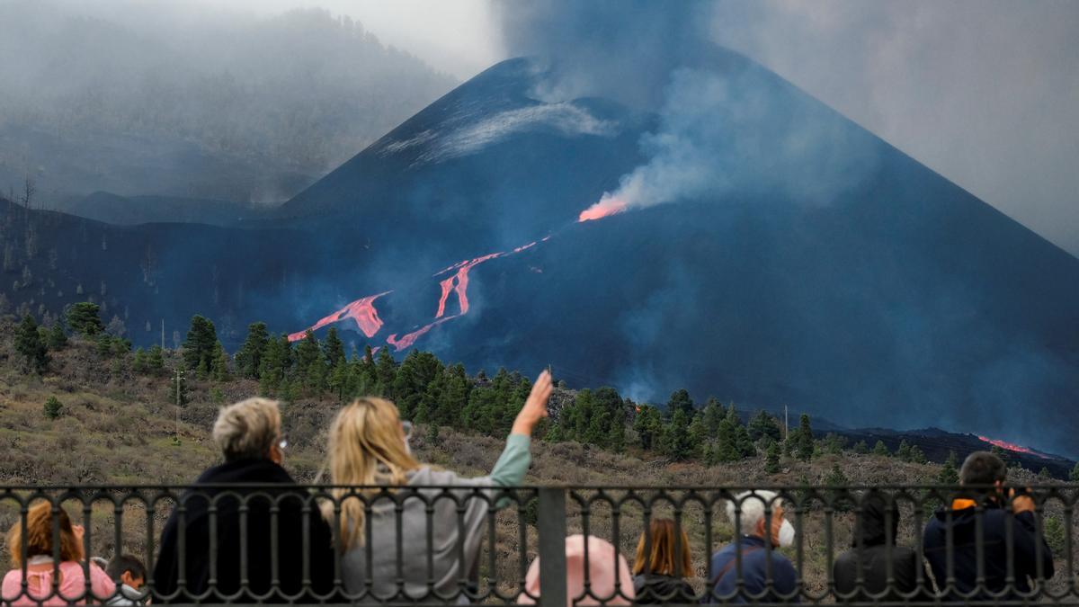 Varias personas observan la erupción del volcán de La Palma