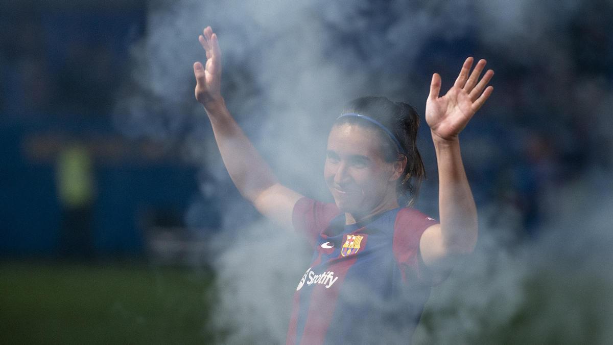 Mariona Caldentey saluda al público durante la celebración de la quinta liga F consecutiva conseguida por el Barça
