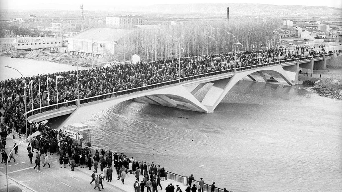 Una muchedumbre pasea sobre el puente de Santiago tras su inauguración oficial.