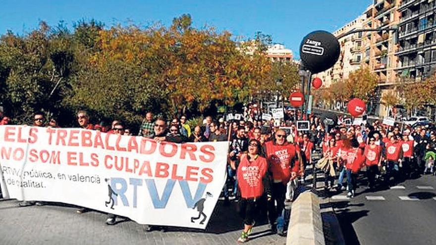 Un momento de la marcha de los extrabajadores de RTVV por las calles de Valencia, ayer.