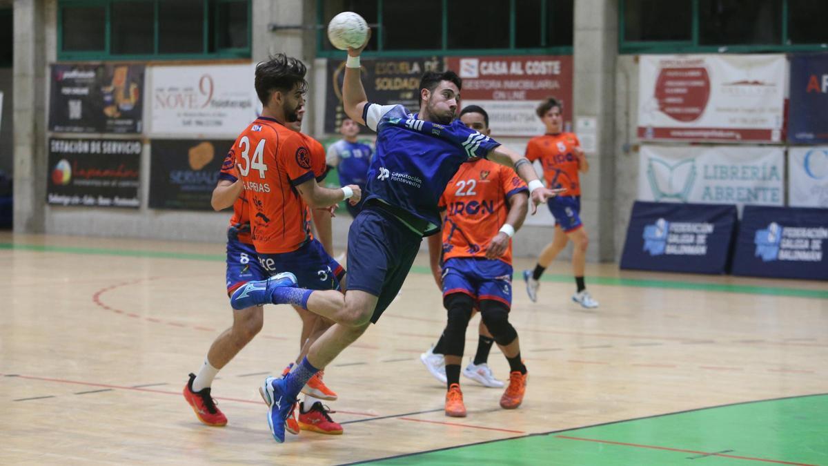 Asier Cerqueira lanza a puerta en el partido de ayer entre el Bueu Atlético y el Teucro.