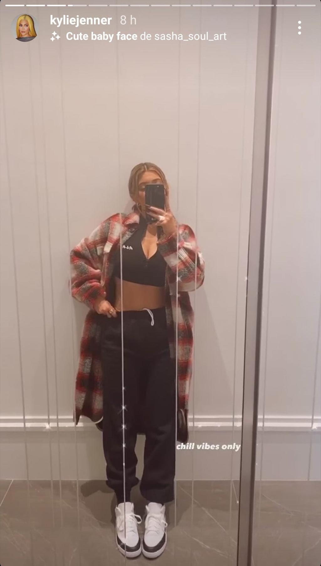 Kylie Jenner con sobrecamisa de cuadros.