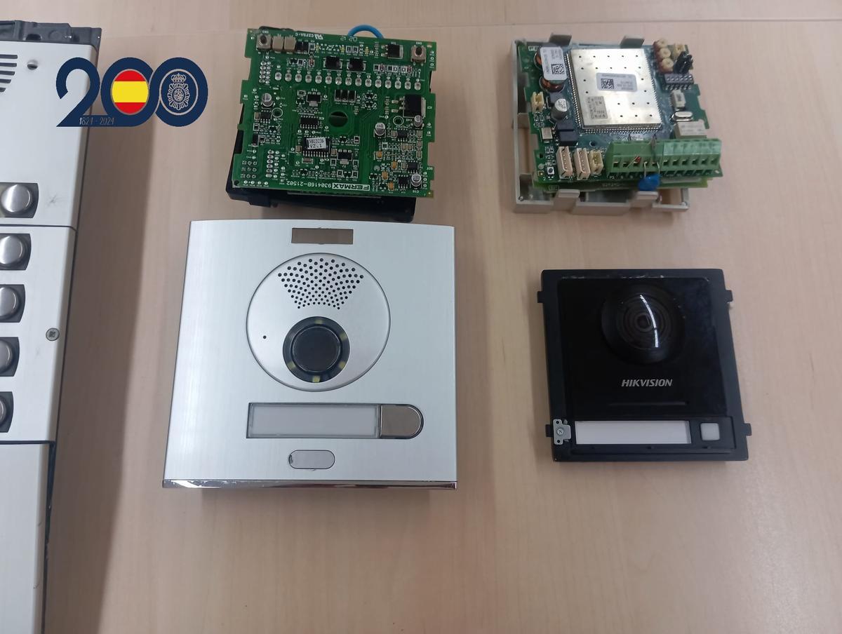 Imagen de los videoporteros sustraidos