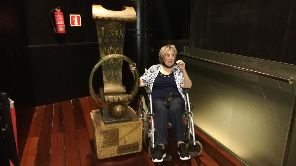 Mercè Cubells, junto a la 'Copa de Tots'