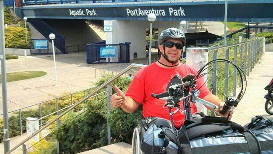 Carlos Sanchis ya ha recorrido más de 400 kilómetros en su bici adaptada en 5 días de viaje.