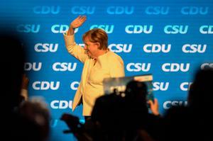 La cancillera Angela Merkel saluda a los simpatizantes de su partido durante un mitin en el sur de Alemania el 24 de septiembre. 