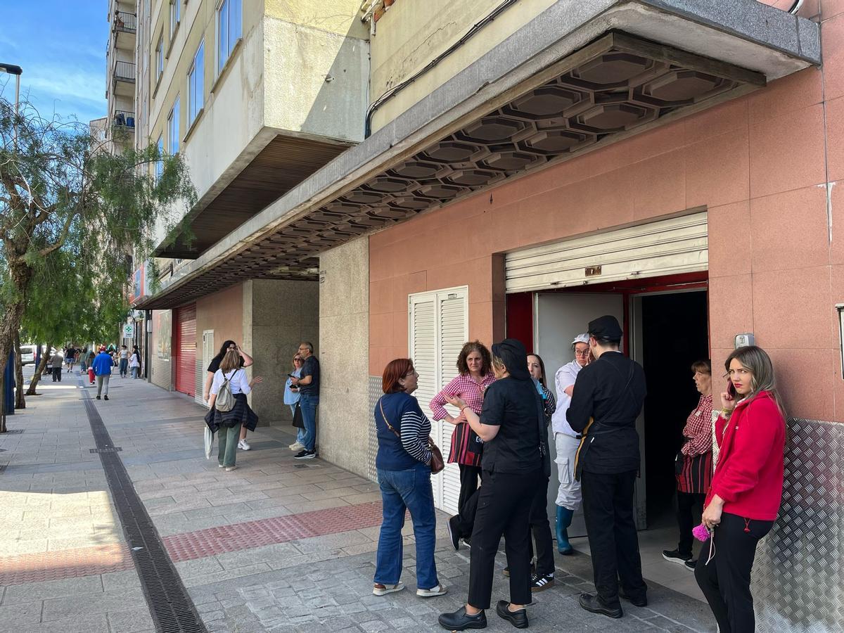 Trabajadores y clientes de un Eroski, en la calle.