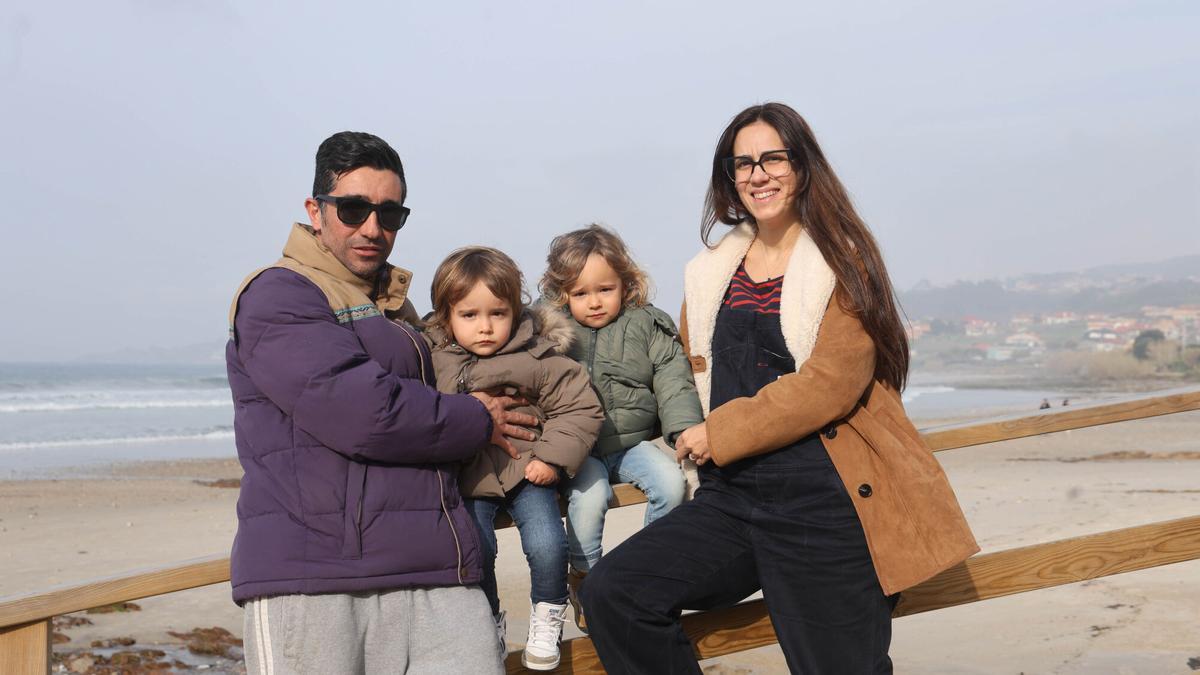 Mauro, segundo por la izquierda, junto a su mellizo Lois; su padre, Jairo; y su madre, Iria