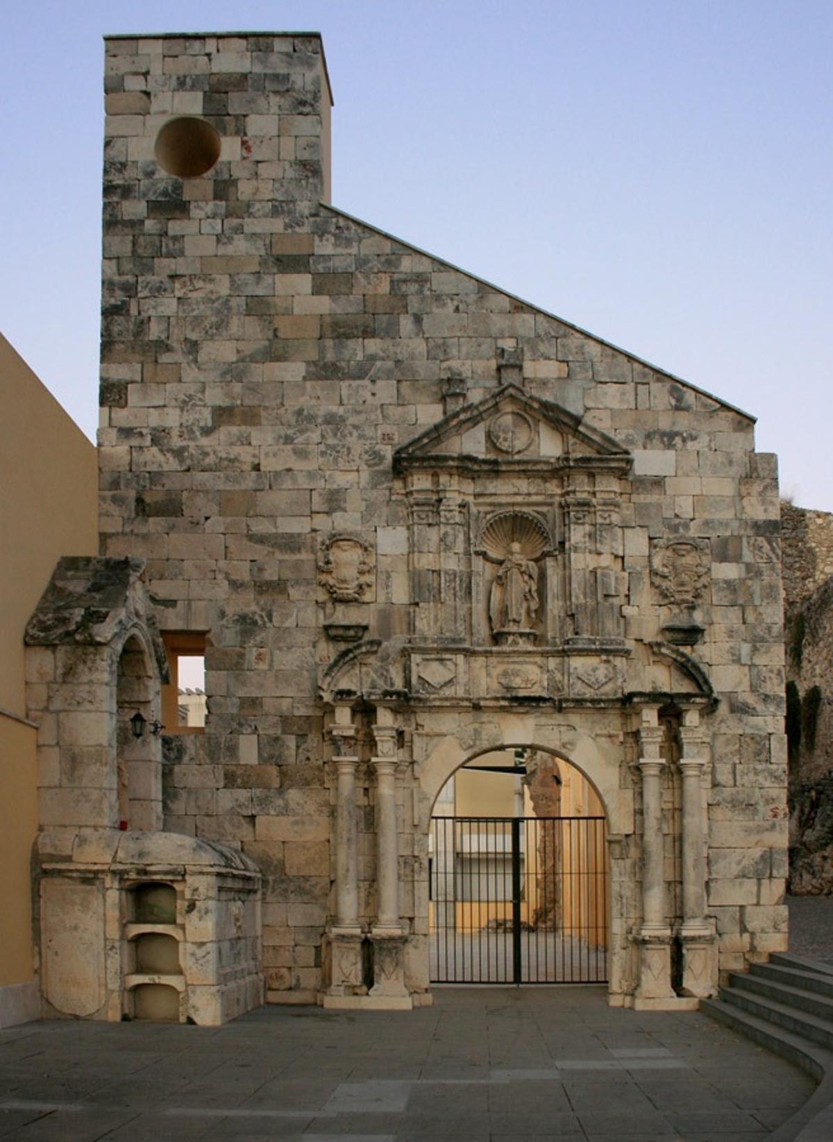 Portada de la Iglesia Vieja de Doña Mencía.