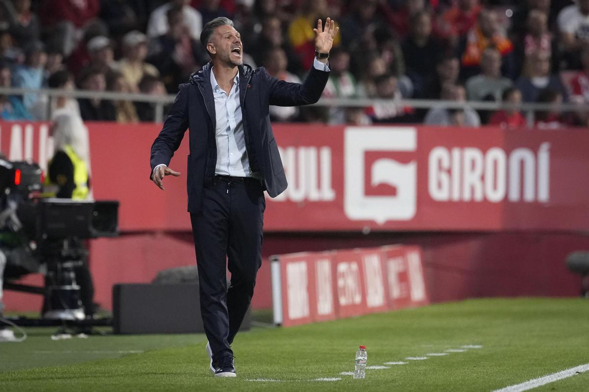 Martín Demichelis da instrucciones durante el partido contra el Girona en Montilivi.