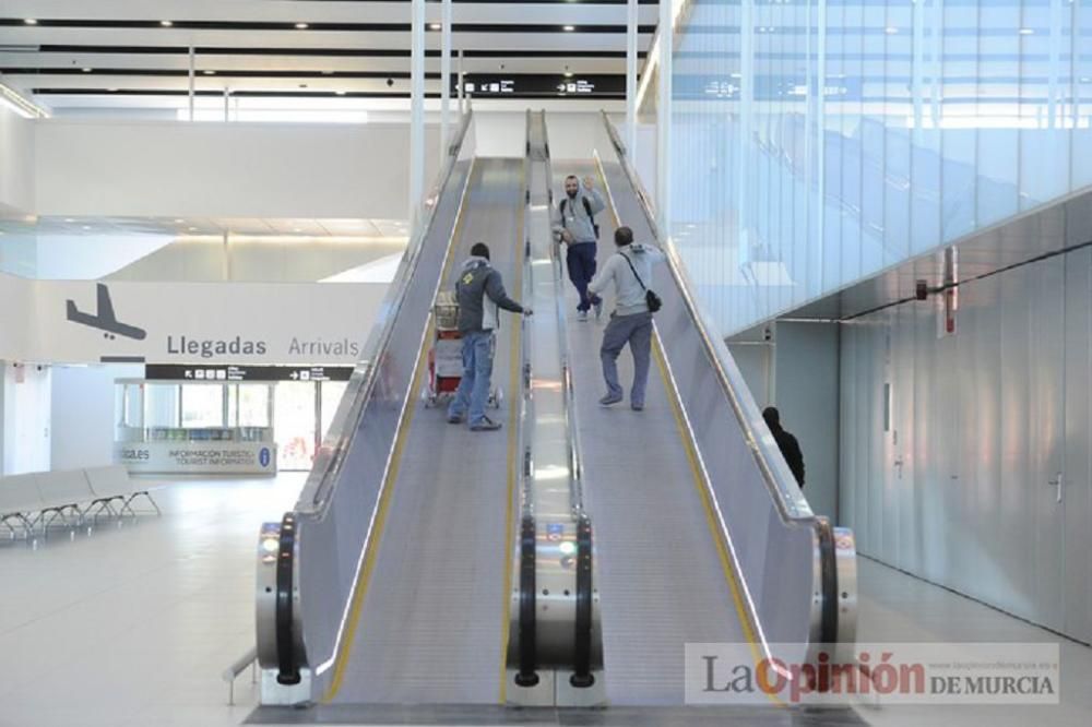 El delegado del Gobierno visita el aeropuerto de Corvera