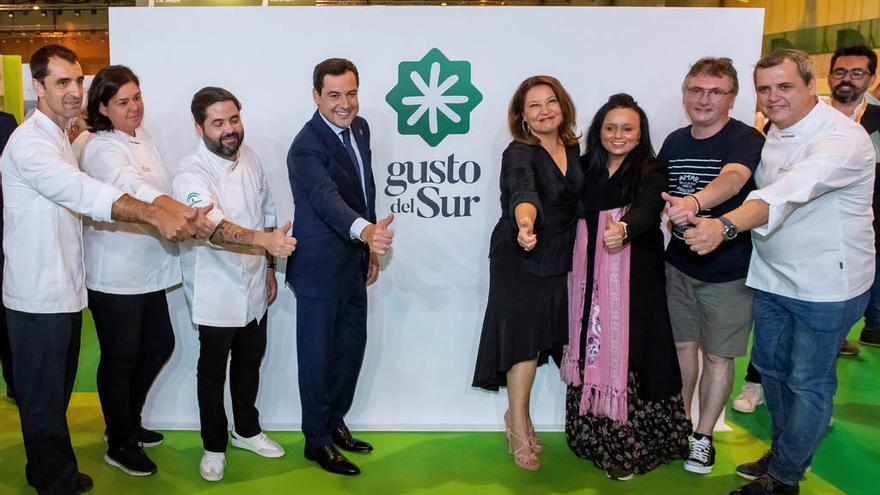 El presidente de la Junta de Andalucía, Juanma Moreno (4i) , acompañado por la consejera de Agricultura, Ganadería, Pesca y Desarrollo Sostenible, Carmen Crespo (4d), junto a algunos de los chefs participantes durante la visita realizada hoy a la VII Feria &quot;Andalucía Sabor&quot;.