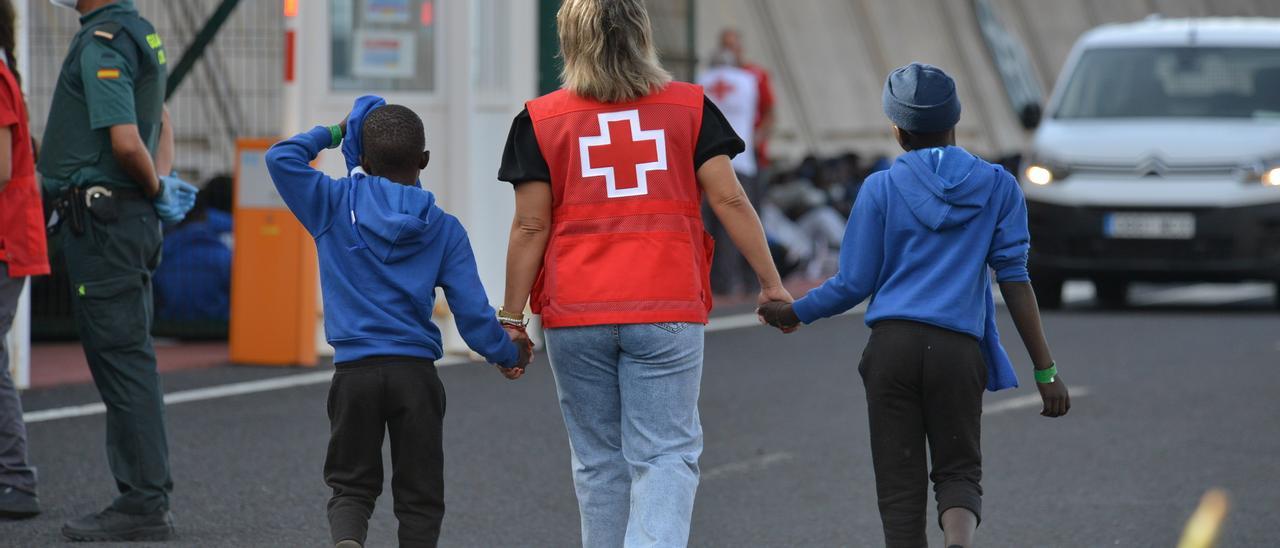 Trasladan en buque a Tenerife a 313 migrantes que habían llegado en cayucos a El Hierro