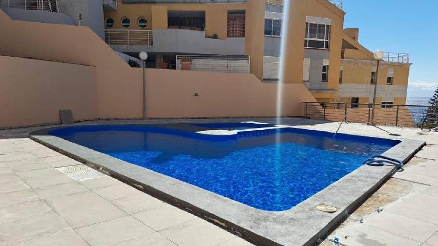 Oportunidad: un dúplex con piscina y vistas al mar en Caletillas