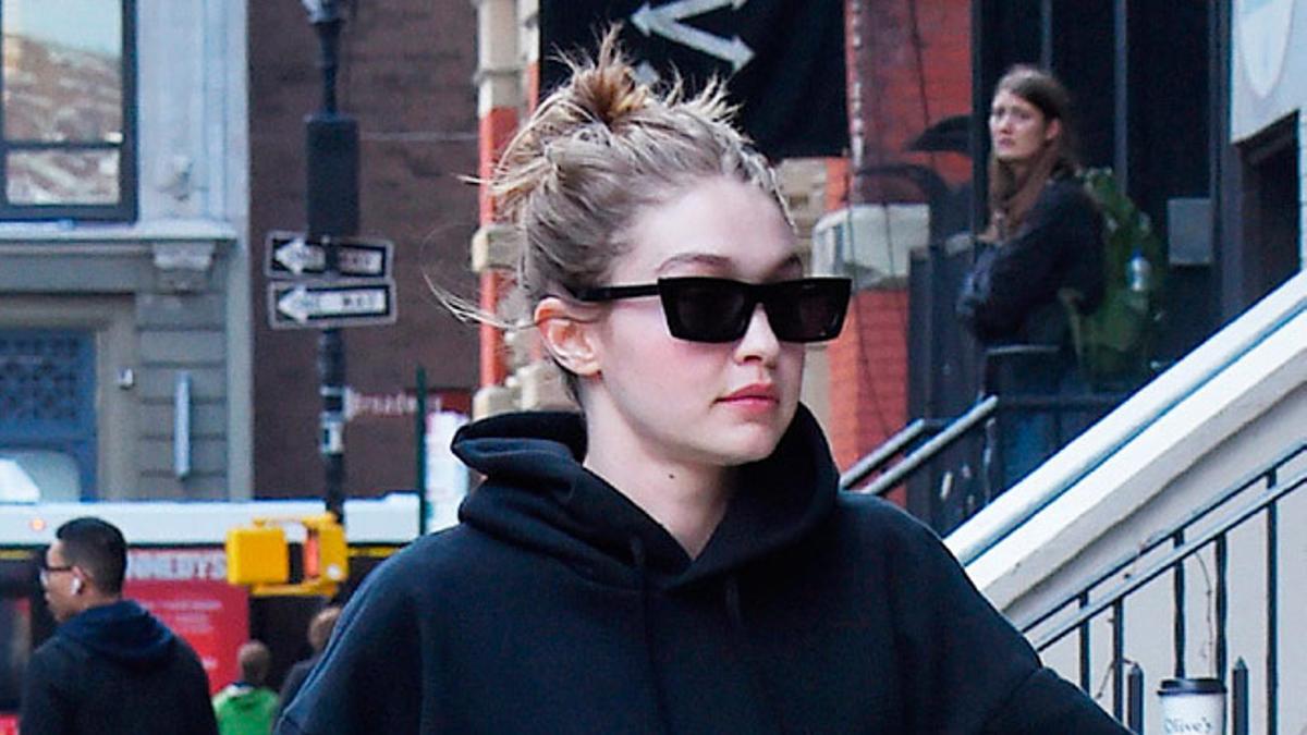 Gigi Hadid con sudadera negra de Vetements x Tommy Hilfiger