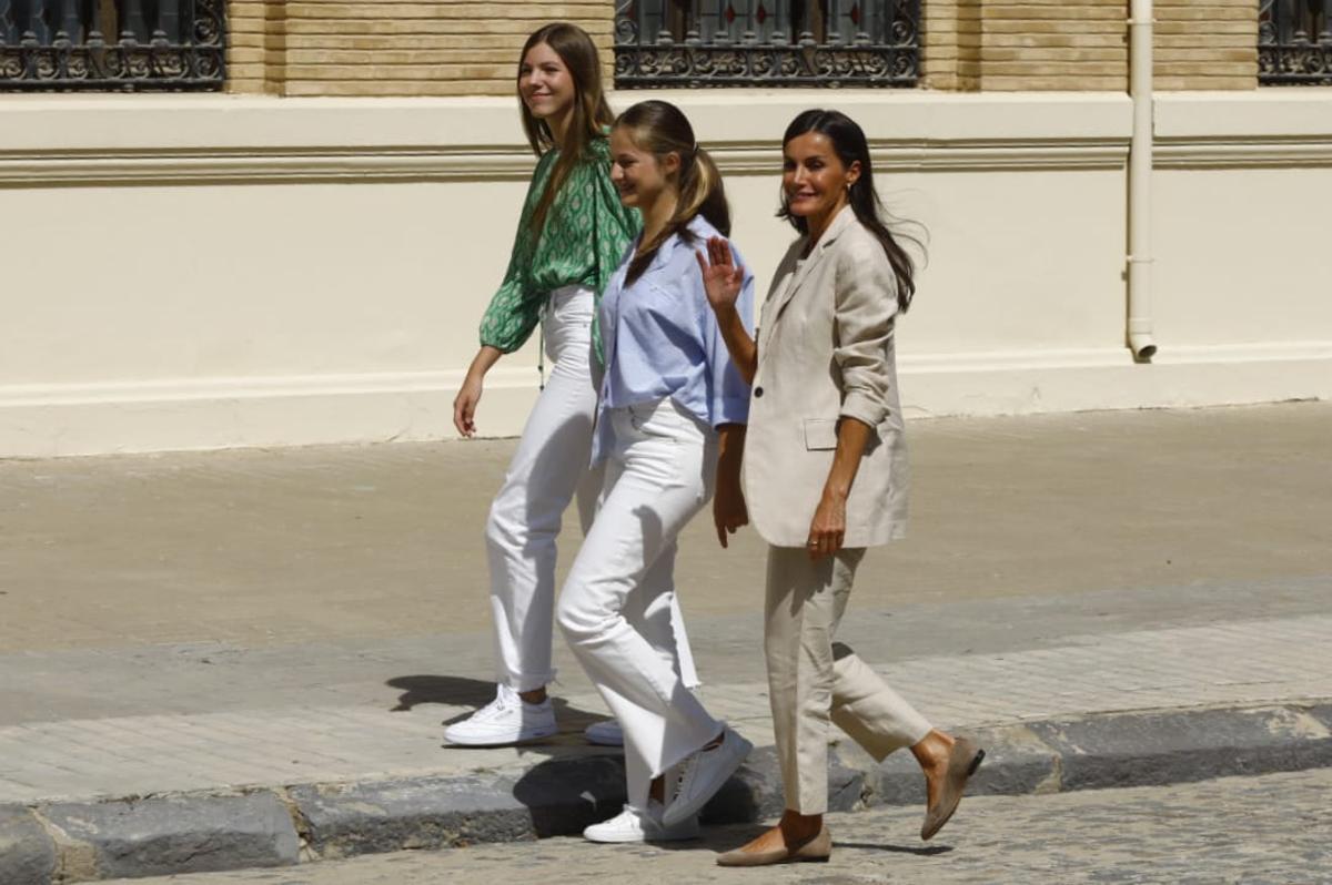 Leonor camina por la Academia General Militar junto a su hermana Sofía y la reina Letizia